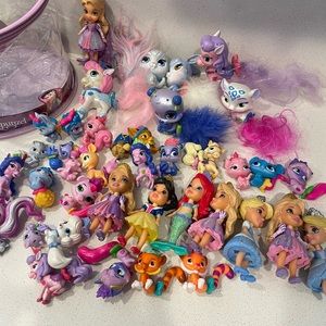 40 piece Disney princess and figurine set excellent condition with carrying case